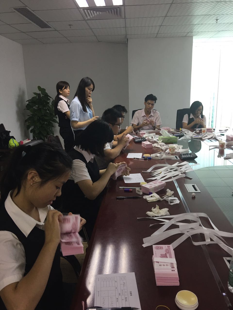 加强业务学习，提高员工素质